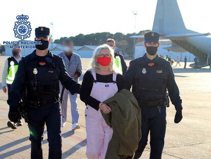 Imagen facilitada por la Policía Nacional de la llegada este domingo a España de la etarra Natividad Jauregui tras ser extraditada por las autoridades belgas.