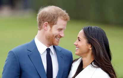 Enrique de Inglaterra y Meghan Markle, en los jardines del palacio de Kensington, el 27 de noviembre de 2018.