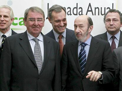 Alfredo Pérez Rubalcaba (derecha) junto a Alejandro Echevarría. Detrás (de izquierda a derecha), Giuseppe Tringali, Silvio González y Manuel Polanco, ayer en la jornada anual de Uteca.