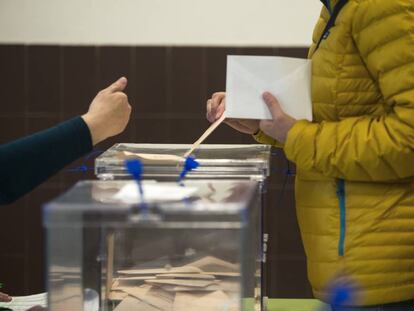 Una ciudadana vota durante las elecciones del 28-A.