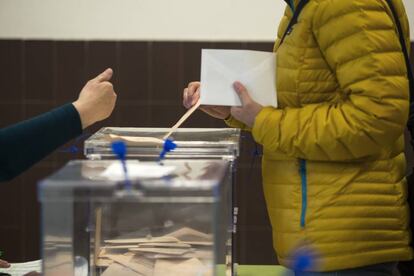 Una ciudadana vota durante las elecciones del 28-A.