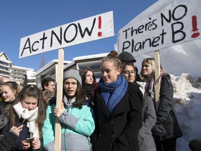 Protesta de estudiantes frente al centro de congresos en el último día del Foro Económico Mundial, en Davos, Suiza, el pasado 25 de enero de 2019. 