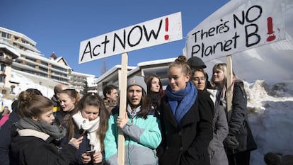 Protesta de estudiantes frente al centro de congresos en el último día del Foro Económico Mundial, en Davos, Suiza, el pasado 25 de enero de 2019. 