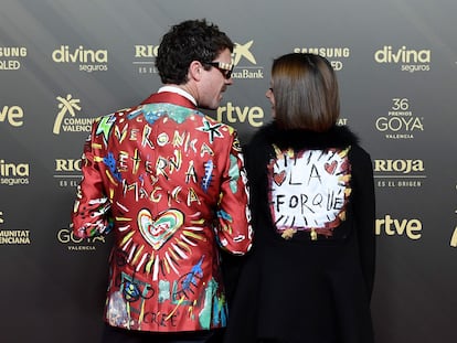 Aldo Comas y Macarena Gómez rindieron homenaje a Verónica Forqué en la alfombra roja de los Goya.