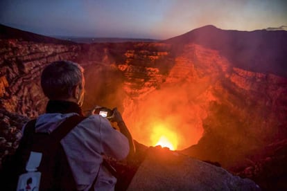El cráter en ebullición del volcán Masaya, en Nicaragua.