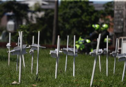 Cruces blancas en un acera de Buenaventura (Colombia), durante las conversaciones de paz de este mes.