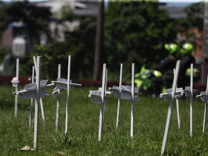 Cruces blancas en un acera de Buenaventura (Colombia), durante las conversaciones de paz de este mes.