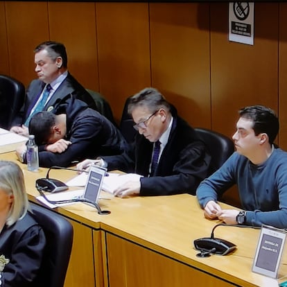 A CORUÑA, 24/11/2024.- Foto tomada a la pantalla de circuito cerrado de la Audiencia Provincial de A Coruña de Kaio Amaral (3d), uno de los acusados por el asesinato del joven brasileño Samuel Luiz, se lamenta durante la lectura del veredicto celebrada este domingo en la Audiencia Provincial de A Coruña. EFE/Cabalar
durante la lectura del veredicto celebrada este domingo en la Audiencia Provincial de A Coruña.
EFE/Cabalar