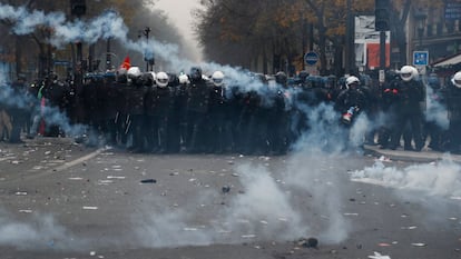 Las fuerzas de seguridad francesas se preparan para el enfrentamiento con los manifestantes, durante la huelga general, en París (Francia). 