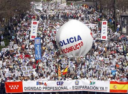 Los manifestantes, durante su recorrido por el paseo de la Castellana.