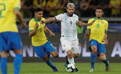 Casimiro y Gabriel Jesús disputan un balón con Sergio Agüero.