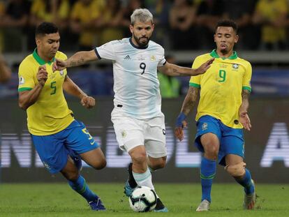 Casimiro y Gabriel Jesús disputan un balón con Sergio Agüero.