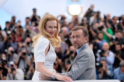 Los actores, Nicole Kidman y Tim Roth, posan para la prensa en Cannes.