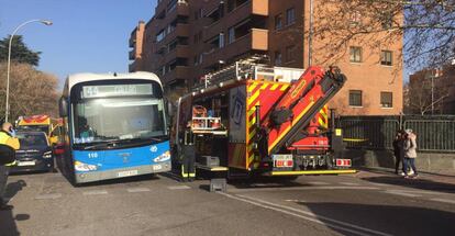 El autobús de la línea 44 que ha atropellado al peatón en Tetuán.