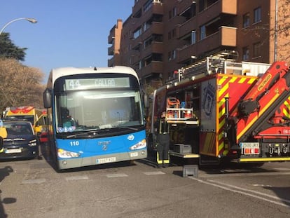 El autobús de la línea 44 que ha atropellado al peatón en Tetuán.