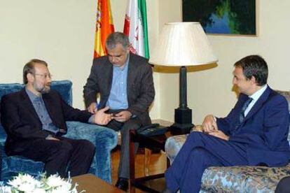 El presidente del Gobierno, José Luis Rodríguez Zapatero conversa con el secretario del Consejo Supremo de la Seguridad Nacional de Irán, Alí Larijani (izquierda).