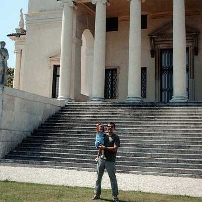 Carlos Ollo y su hija Irene, frente a la Villa Rotonda.