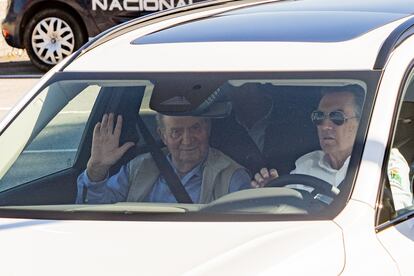 Llegada del Rey emérito al aeropuerto Peinador de Vigo.