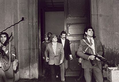 Las bombas del ejército golpista caen sobre el Palacio de la Moneda en Santiago de Chile. Es el 11 de septiembre de 1973. El presidente Salvador Allende observa los daños sobre el tejado. Es la última fotografía de Allende vivo. Pocas horas antes, en un emocionado discurso por radio, se despidió de los chilenos. El juez Garzón y el chileno Juan Guzmán han procesado a Pinochet hasta ahora sin resultado.