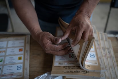 Un funcionario de casilla realiza un conteo de boletas electorales en Xochimilco, previo al arranque de la jornada. 