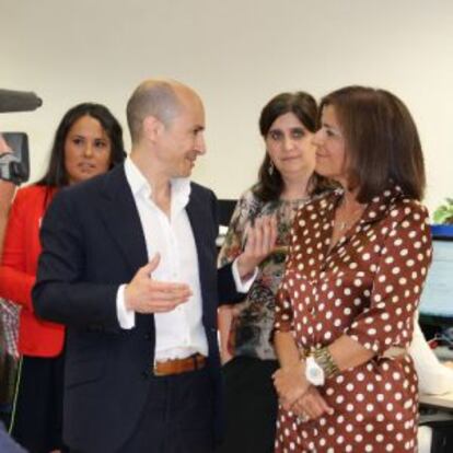 El responsable de Gowex, Jenaro García, con Ana Botella, en la visita de la alcadesa a la sede de la empresa el pasado 1 de julio.