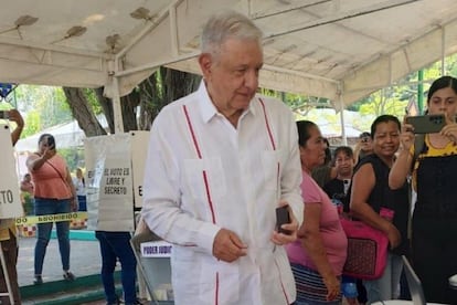 Andrés Manuel López Obrador vota en las elecciones judiciales en Chiapas.