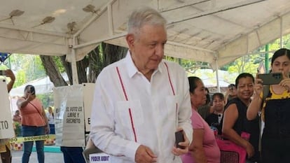 Andrés Manuel López Obrador vota en las elecciones judiciales en Chiapas.