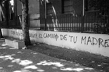 Pintada amenazante en San Fernando de Henares: "Oliva, tu hija va a seguir el camino de tu madre".