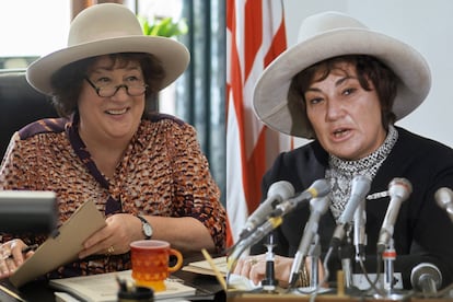 Bella Abzug (interpretada por Margot Martindale).

Fue congresista demcrata de Nueva York y su compromiso con los derechos civiles y feministas fue su ense?a. Tal y como explica la serie, cuando era una joven abogada embarazada, represent a Willie McGee, un hombre negro en Jim Crow, Mississippi, acusado de violar a una mujer blanca, mientras soportaba amenazas de muerte de los supremacistas blancos. Una vez en el Congreso, Abzug, quien muri en 1998, fue coautora del proyecto de ley Ttulo IX, que prohbe la discriminacin sexual en las escuelas que reciben fondos federales.

Una de las tramas que ms se ha cuestionado de la serie es que Abzug, sintindose amenazada por la fuerza en la base conservadora de Phyllis Schlafly, se mostrase contraria a su instinto y decidiese borrar del mapa a los derechos de las lesbianas en el proceso. En 1977, Abzug, despus de perder su candidatura al Senado despus de renunciar a su esca?o en la Cmara, es nombrada por el presidente Jimmy Carter para encabezar la Conferencia Nacional de Mujeres. Segn la serie, cuando Abzug se entera de que la delegacin de Mississippi en la conferencia tiene vnculos con el Ku Klux Klan, ella debate quitar el tabln de los derechos de los homosexuales de la plataforma por miedo. Aunque al final del episodio lo mantiene. No est probado que fuese as.