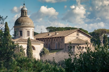 Vista de la basílica de los santos Giovanni y Paolo, en monte Celio de Roma.