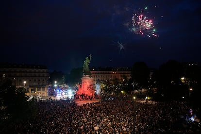 Fuegos artificiales en la plaza de la República de París para celebrar la victoria de la izquierda en las legislativas. 
