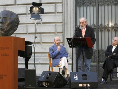 A la izquierda, los poetas José Manuel Caballero Bonald, Ángel González y Francisco Brines, en un homenaje a Antonio Machado en la Biblioteca Nacional de Madrid.