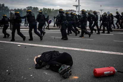 Un manifestante se protege ante las cargas policiales en las manifestaciones del Primero de Mayo en Lyon. 