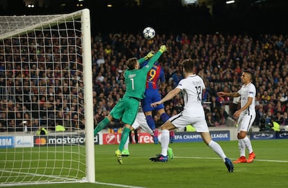 Luis Surez marca el primer gol del partit.