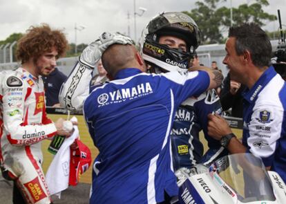 Simoncelli observa cómo Lorenzo es felicitado.