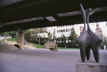 Museo de Escultura al Aire Libre de la Castellana, con trabajos de Chillida y Joan Miró, entre otros. |