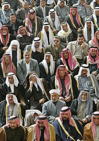 Líderes tribales suníes, durante una reunión en una mezquita de Bagdad en febrero pasado.