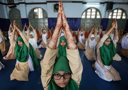 Niñas musulmanas practican yoga en una escuela en Ahmedabad (India), el 19 de junio de 2018.