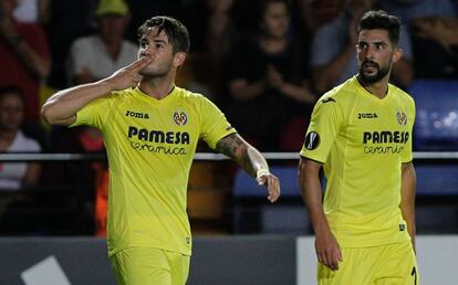 Pato celebra su gol junto a Álvaro González.