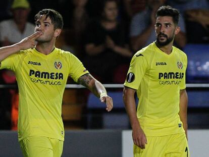 Pato celebra su gol junto a &Aacute;lvaro Gonz&aacute;lez. 