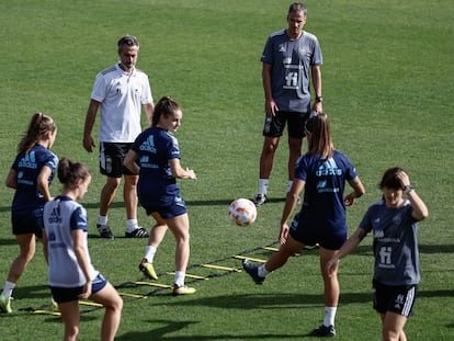 Jorge Vilda dirige un entrenamiento de la selección femenina, este miércoles en la Ciudad del Fútbol de Las Rozas.