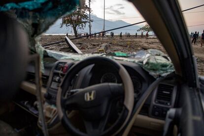 Un grupo de gente camina por una playa de Palu afectada por el terremoto y el tsunami, el 29 de septiembre.