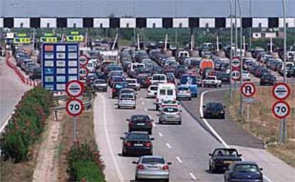 Uno de los colapsos, en el peaje de entrada a Valencia, que generó ayer el  espectacular choque que involucró a un centenar de vehículos.