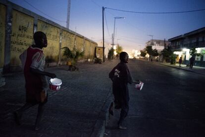 Muchos críos, hartos de la violencia a la que son sometidos, se escapan de sus escuelas. 