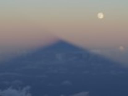 Vários fenômenos astronômicos ocorreram ao mesmo tempo vistos do cume do vulcão Teide, que roçou a lua pouco antes do eclipse