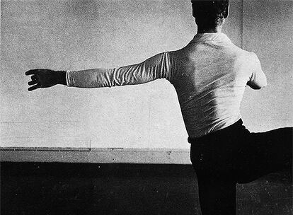 El bailarín se distinguió por su exploración del movimiento en estado puro sin ninguna contaminación narrativa. Su trabajo siempre estuvo abierto a las colaboraciones con artistas de otras disciplinas empezando por John Cage y Robert Rauschenberg.