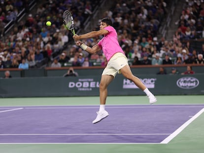 Alcaraz golpea en suspensión durante el partido contra Kokkinakis en Indian Wells.