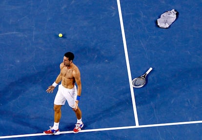 Novak Djokovic celebra su victoria en la final del Abierto de Australia frente a Rafael Nadal, el 29 de enero de 2012.