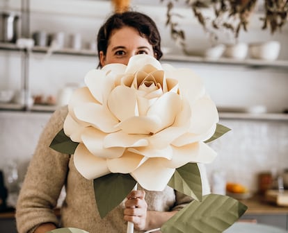 Cristina Velasco Mora con una de sus creaciones de papel.
