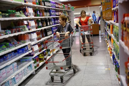 Shoppers inside a supermarket in Caracas.